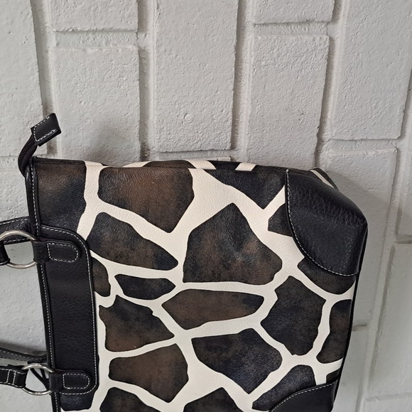 Mondo Giraffe Print Shoulder Bag. - Picture 2 of 13